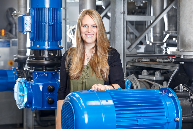 Leiterin Vertriebssteuerung Export Svenja Walter steht am Pumpenprüfstand der Herborner Pumpentechnik.